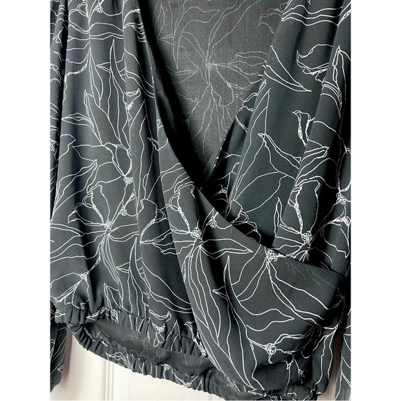 ASTR The Label Black Floral Puff Sleeve V-Neck Lightweight Blouse Size Small - Picture 4 of 5